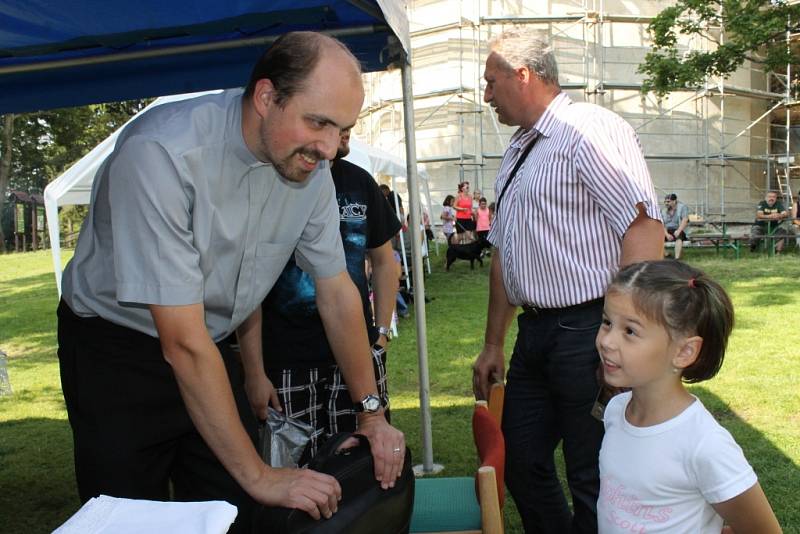 Křížovou cestou proudili na svátek svaté Anny ke stejnojmennému kostelu na Annabergu nad Andělskou Horou poutníci, aby si vyslechli mši svatou duchovního správce Marka Žukowského. 