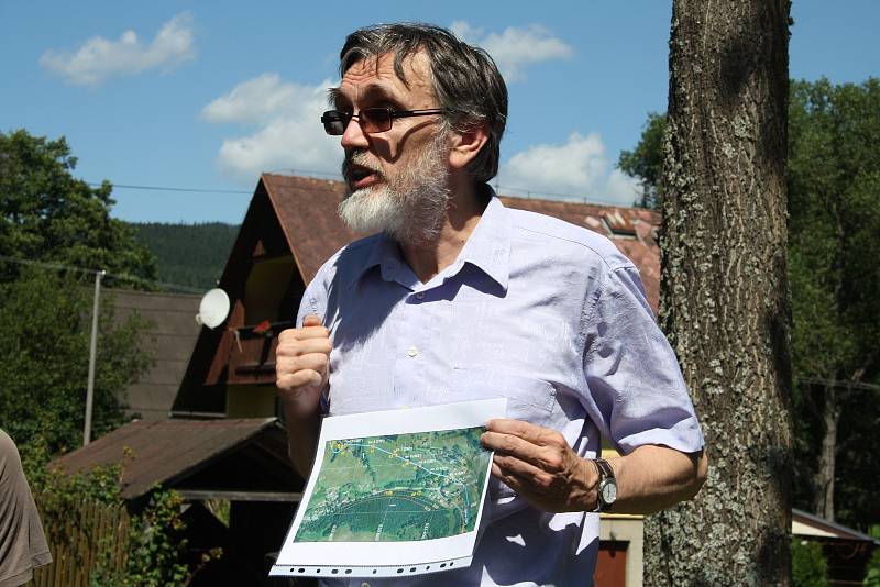 JOSEF VEČEŘA dokáže z mapy číst o historii naleziště jako z knihy.  Stejně tak mu dávají smysl kopečky a dolíky v lese, kterých si laik ani nevšimne.