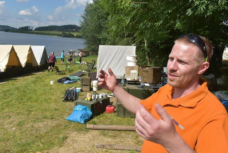 Vodní skauti na břehu Slezské Harty u Roudna postavili tradiční tábor z podsadových stanů.