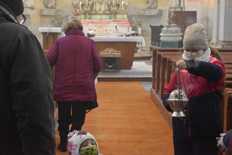 Farář Pavel Zachrla pojal liturgický obřad žehnání vody, kadidla a křídy velmi didakticky.