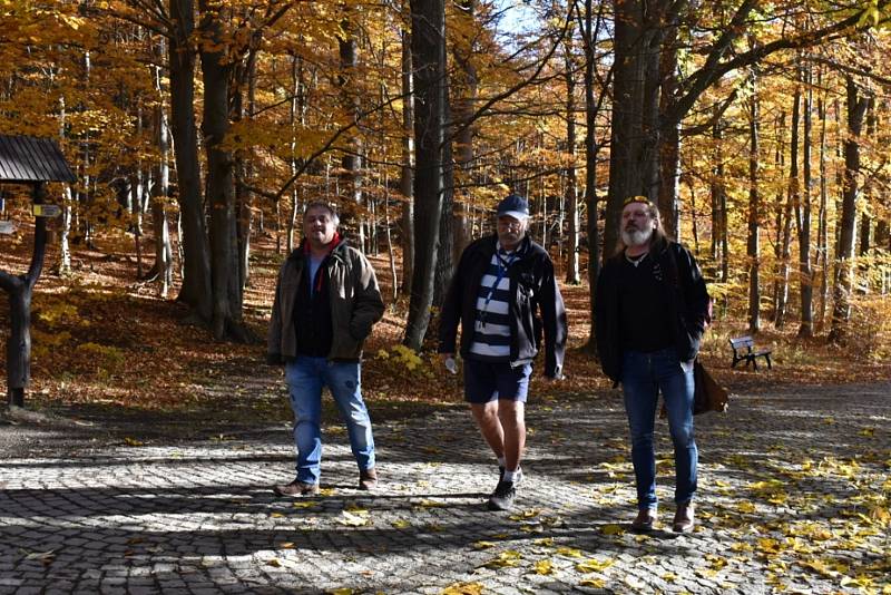 Herec Pavel nový se po čtyřiceti letech vrátil do Karlovy Studánky, aby zavzpomínal na natáčení komedie S tebou mě baví svět.