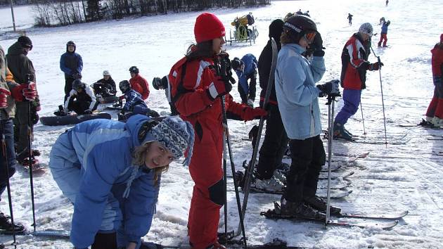 Školáci z Okružní ulice v Bruntále využili v tomto týdnu možnost lyžařského výcviku právě na Kazmarce a Katru v Karlově. 