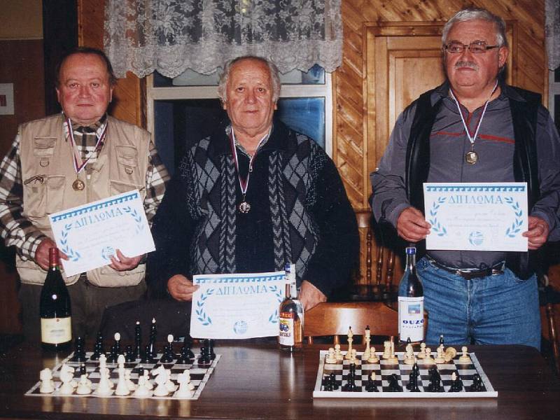Amatérským přeborníkem šachistů na Krnovsku se stal Ladislav Vencl (vpravo). Druhý skončil Geras Kostas (uprostřed), před třetím Jaromírem Vinklerem (vlevo).