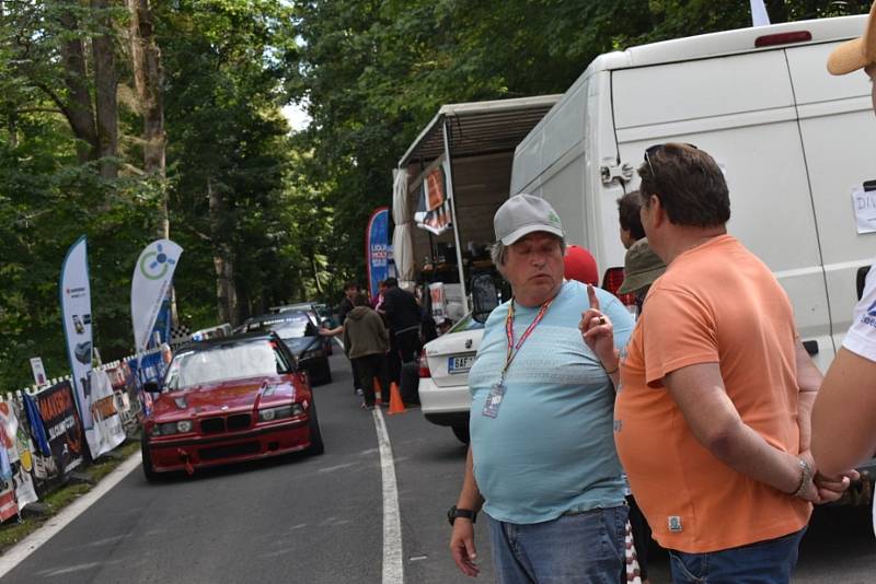 Ozdobou letošního ročníku závodů automobilů do vrchu ve Vrbně pod Pradědem byla Miss Czech Republic 2020, zdejší rodačka, Karolína Kopíncová.