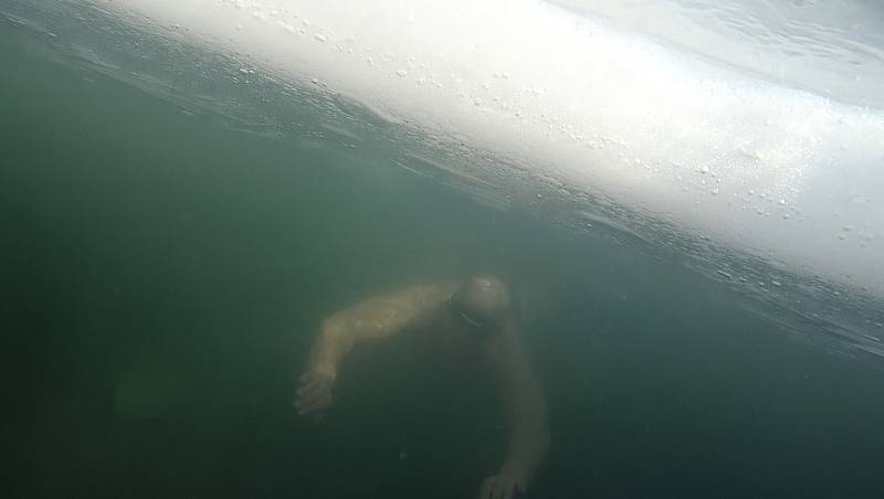Jaromír Deather Bezruč si plavání pod ledem užil. Nenechal se rozhodit ani špatnou viditelností. Vynořovací otvor trefil až na druhý pokus.