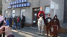 Svatý Martin přijel na bílém koni na nádraží v Třemešné, aby si připil mladým vínem s účastníky podzimní parní jízdy na svatomartinské hody v Bohušově.