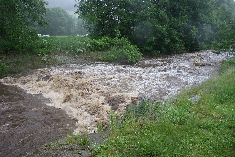 Druhý povodňový stupeň byl vyhlášený na Černé Opavě v Mnichově. První stupeň platí na Opavě v Karlovicích. Velká voda postupuje řekou Opavou níž po proudu.