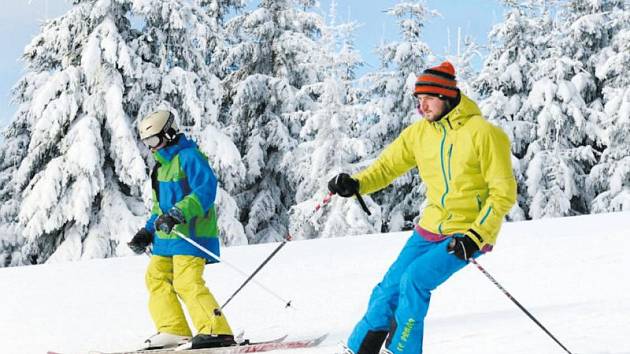 Víkend v Jeseníkách vzhledem k přídělu nového sněhu slibuje lyžařům dobré podmínky. Ilustrační foto.