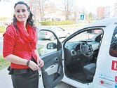 Ředitelka Charity Krnov Monika Dudová má radost ze sociálního automobilu.