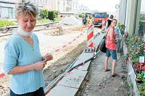 I když květinářka a prodejkyně knih Iveta Ovčačíková kvůli rekonstrukci náměstí Míru a jeho okolí přichází o část tržeb, na novou podobu Radniční ulice se velmi těší.