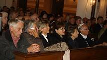 DOJEMNÉ SETKÁNÍ v krnovské synagoze. Profesor Alexander Fried (druhý zleva) s potomky manželů Belánikových, kteří ho ukrývali v roce 1944. Titul Spravedlivý mezi národy převzali za své rodiče Marie Přádková, Olga Zapletalová, Antonie Vojtková a Eduard Bel