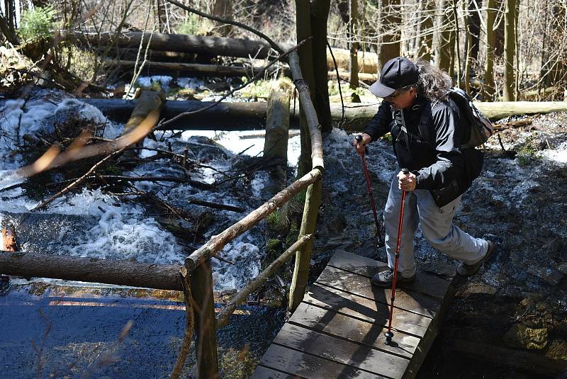 Udělejte si někdy výlet kolem náhonu, který přivádí vodu pro umělý vodopád v Karlově Studánce.