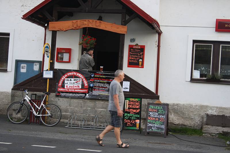 Šestý ročník rodinného festivalu Rockem proti přehradě v Nových Heřminovech.