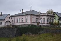 Obecní úřad Široká Niva je současně kulturní památka.  Byl postaven jako lékařská vila. pro Oskara Hanische a jeho manželku Stefanii.