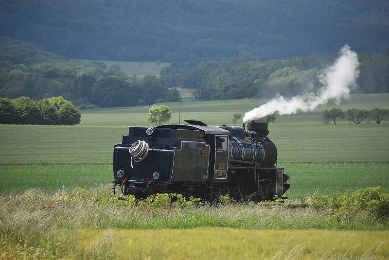 Na osoblažskou úzkokolejku vyrazila parní lokomotiva Malý Štokr. Zkušební jízdy ji musí důkladně prověřit. Sezona zde začíná 4. června.