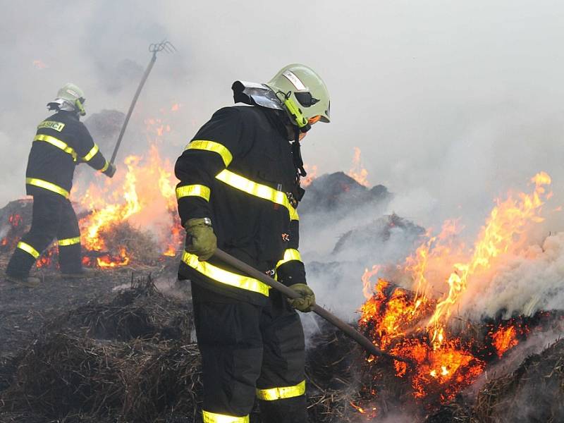 I po čtrnácti hodinách hořela zemědělská budova v Rudné pod Pradědem, plná slámy. Šlo o jeden z největších požárů v bruntálském regionu.