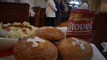 Podívejte se, jak velikonoční žehnání pokrmů probíhalo v kostele v Holčovicích. Duben 2021.