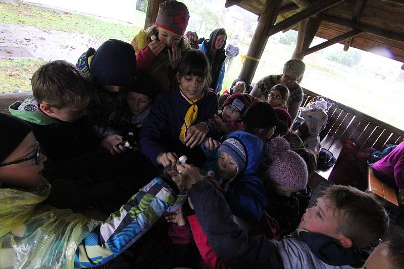 Sraz účastníků pochodu po obnovené cestě byl před kostelem v Branticích.