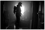 Pět jednotek hasičů zasahovalo v pondělí večer v Krnově na sídlišti Pod Cvilínem u požáru v bytě v sedmém patře bytového domu. Za požár mohl přenosný DVD přehrávač v režimu nabíjení. Celková škoda dosáhla půl milionu korun.