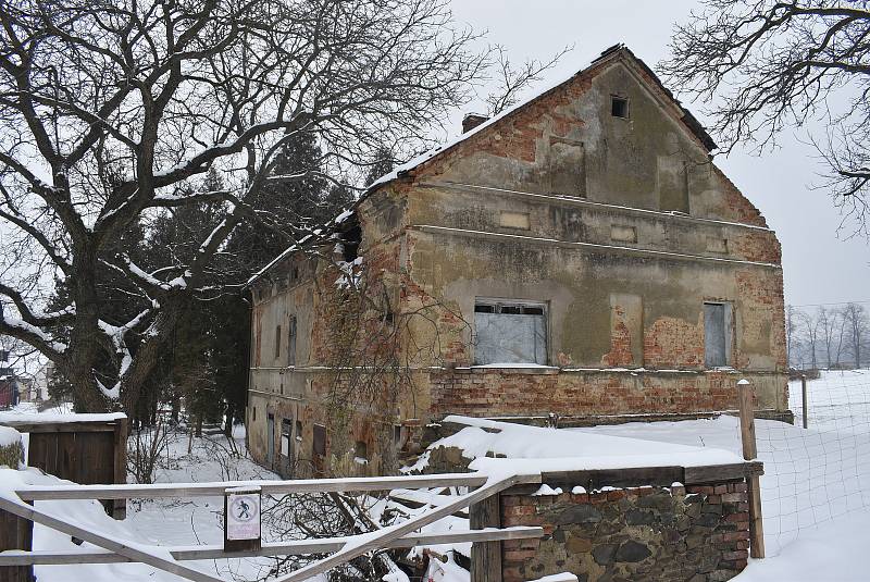 Morbidní atrakcí Liptaně je rodný dům masového vraha Blažka. Dnes může sloužit k natáčení hororů.  Nový majitel by ho chtěl rekonstruovat na ubytovací zařízení.