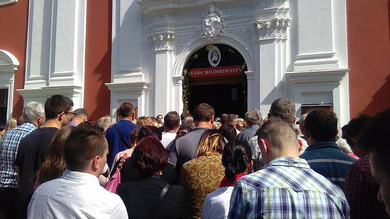 Brána milosrdenství se otevřela v poutním kostele na Cvilíně 22. května. Slavnost přilákala poutníky z celé republiky i ze zahraničí.