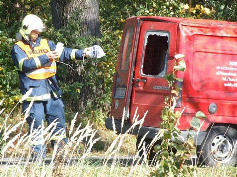 U úniku nebezpečného záření zasahovali nejen profesionálové z Krnova v čele se svým velitelem Pavlem Jendřejkem (na fotografii), ale také místní dobrovolní hasiči z Jindřichova.