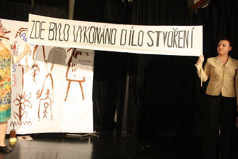 Divadelní spolčení Červiven senior nastudovalo hru bratří Čapků Adam Stvořitel.