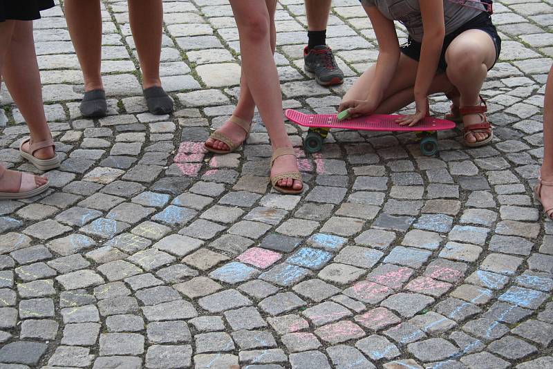 Demonstrace za nezávislou justici a proti vládě 11. června v Krnově.