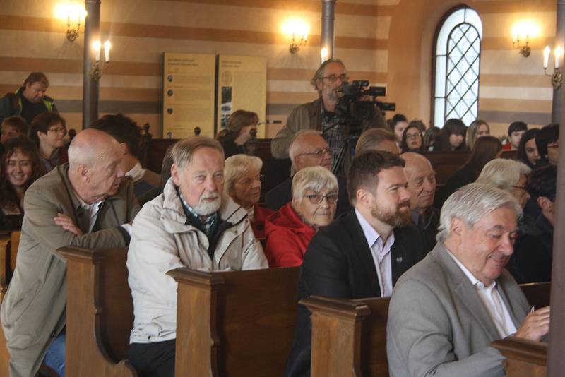 Studenti krnovských škol zaznamenali vyprávění německých rodáků. Výsledek své práce pak prezentovali v krnovské synagoze.