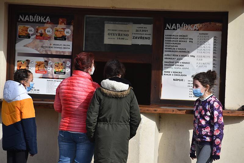 Uvnitř veřejných budou už jsou respirátory samozřejmostí. V centru Krnova se s nimi stále častěji můžeme setkat také venku. 25. února 2021.