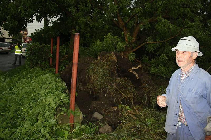 Následky ničivého tornáda na Krnovsku, červen 2013.