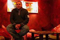 Problematiku drog v krnovské čajovně Ninive představil pracovník K-centra Pavel Novák.