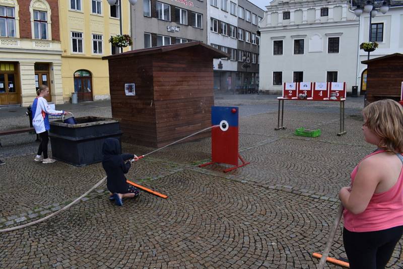 Sbor dobrovolných hasičů ze Starých Heřmínov na bruntálském náměstí propagoval hasičský sport a hlavně závody v běhu na šedesát metrů překážek  "O Zubatou žábu“.