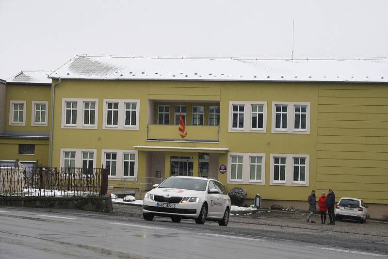 Ve Dvorcích byl klid. Kromě toho, že v sobotu 13. dubna napadl sníh a že v Olomoucké ulici osobní auto sjelo do příkopy, se ve Dvorcích nic zajímavého nestalo.