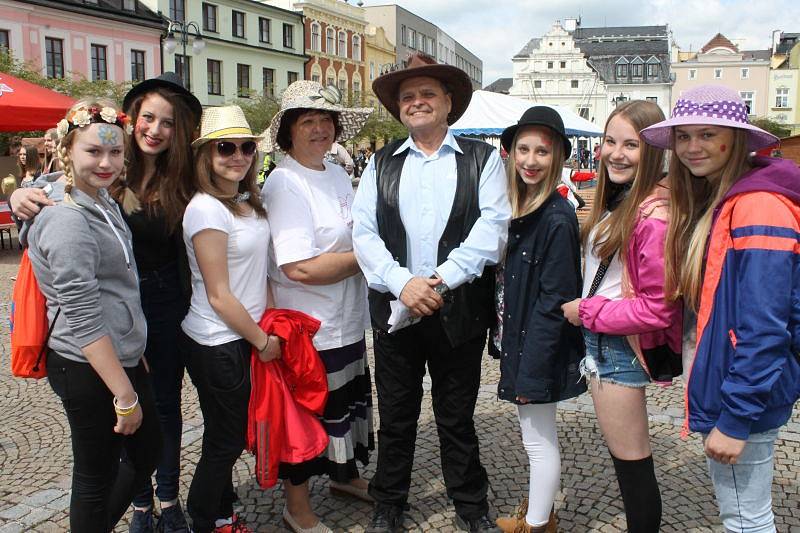 Studentům patřilo v pátek 15. května centrum Bruntálu. Zejména těm, kteří si pořídili vlastní pokrývku hlavy, protože šlo o Kloboukový majáles.