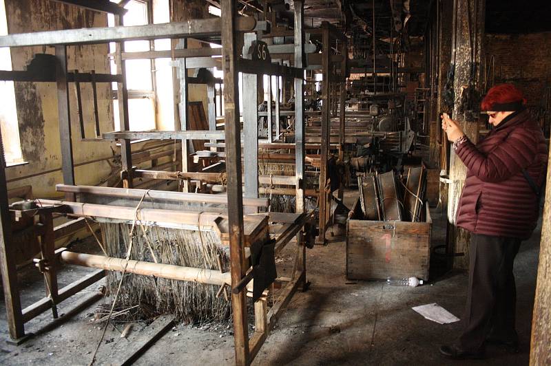 Zkrachovalá textilka Karnola po požáru.