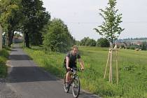 Novou stezku lemující frekventovanou silnici v bruntálské Zahradní ulici nechalo město vystavět kvůli bezpečnosti chodců a cyklistů.