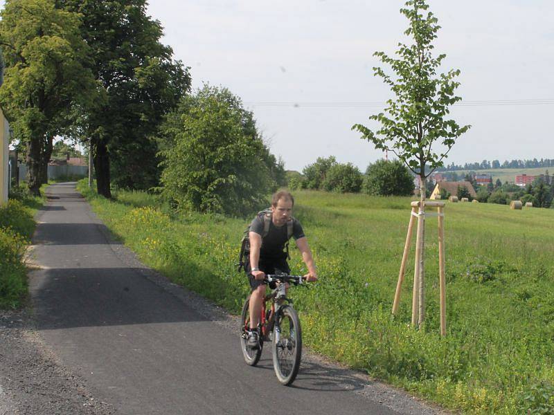 Novou stezku lemující frekventovanou silnici v bruntálské Zahradní ulici nechalo město vystavět kvůli bezpečnosti chodců a cyklistů.