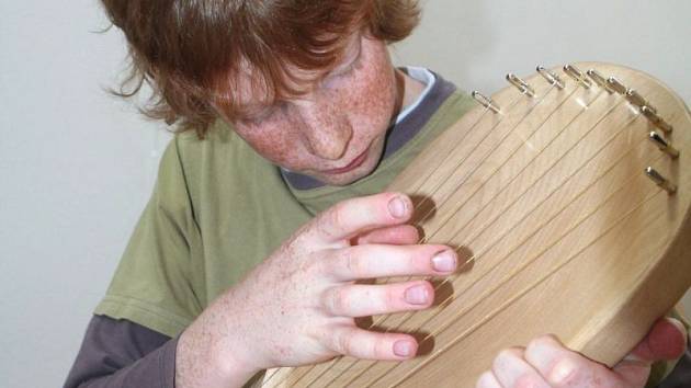 V Dubnici začnou dlabat ze dřeva hudební nástroj kantelu - Bruntálský a  krnovský deník