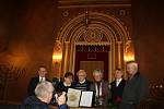 DOJEMNÉ SETKÁNÍ v krnovské synagoze. Profesor Alexander Fried (druhý zleva) s potomky manželů Belánikových, kteří ho ukrývali v roce 1944. Titul Spravedlivý mezi národy převzali za své rodiče Marie Přádková, Olga Zapletalová, Antonie Vojtková a Eduard Bel