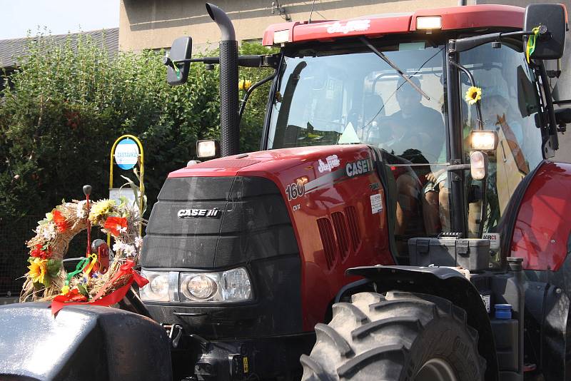 Dříve jsme byli zvyklí jezdit na dožínkové slavnosti do Polska. Nejdřív se tato tradice vrátila do Slezských Rudoltic. Rudoltické dožínky si našly řadu příznivců a dnes už patří k nejvýznamnějším událostem roku.