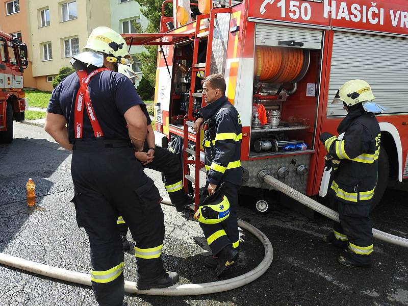 Zásah hasičů ve Vrbně pod Pradědem u havárie plynového potrubí.