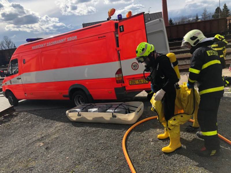 Únik kyseliny chlorovodíkové na bruntálském nádraží hasiči rychle zastavili.