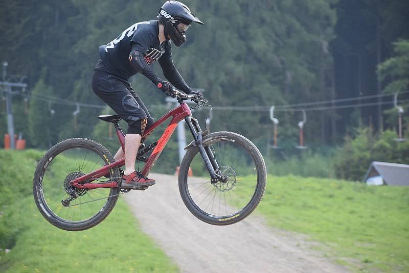 Bikepark Kopřivná v Jeseníkách pojal zahájení sezony jako zábavnou show pro celou rodinu.