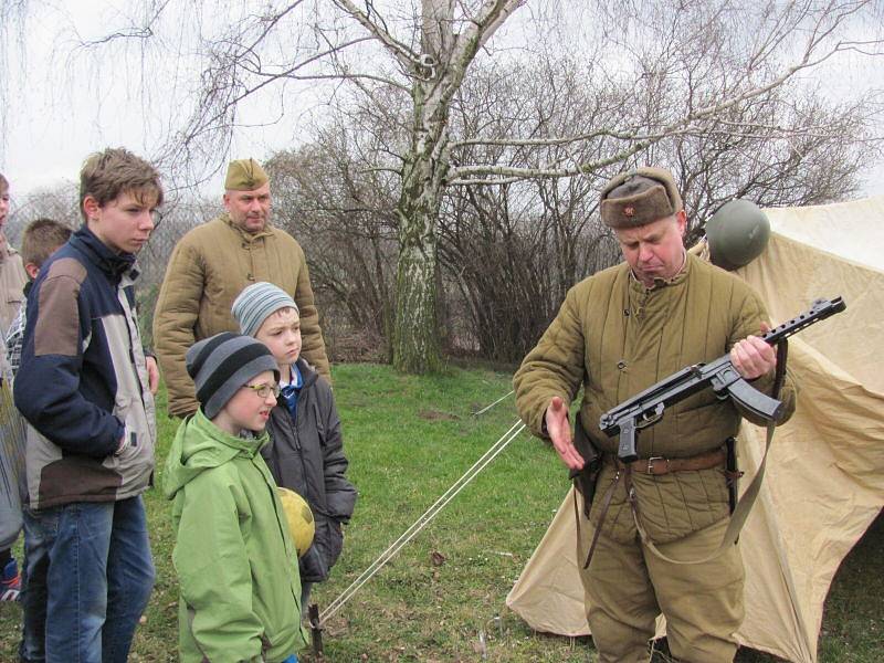 Osoblahou se jako před sedmdesáti lety rozléhaly výstřely a povely v ruštině i němčině. V uniformách Wehrmachtu a Rudé armády se představil Klub vojenské historie KVH Maxim.