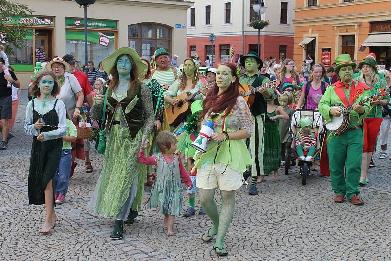 Charakteristickým symbolem Vodnického splavu je možné směle nazývat dívenku, která obsadila při dostaveníčku v Bruntále vrcholek vodního prvku na Zámeckém náměstí. Od zámku prošel rozezpívaný průvod ve čtvrtek odpoledne na náměstí Míru.