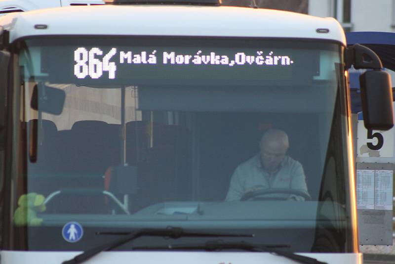 Autobusy Transdev v úseku z Hvězdy na Ovčárnu posílily víkendové a poslední odpolední spoje. Co dál? Nejspíš místenkový systém.