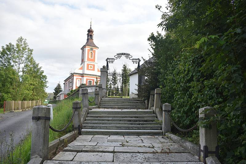 Kostel Kostel Neposkvrněného početí Panny Marie v Holčovicích má  krásnou novou fasádu.