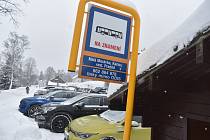 Ve Ski Aréně Karlov už spustili lanovku a zahájili lyžařskou sezonu. Cesta do Jeseníků po zasněžených silnicích ale může být nebezpečná. 2. 12. 2023
