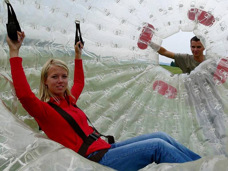 Zorbing. Letní turistická atrakce zorbing funguje na Ramzové od roku 2009.  